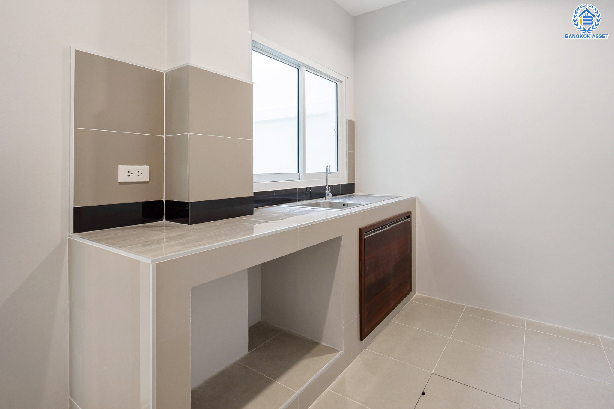 บ้านมือสองตกแต่งใหม่ ม.เดอะพาร์ค ลาดพร้าววังหิน78 ทาวน์โฮม 3 ชั้นครึ่ง เนื้อที่ 16 ตร.ว. ฟังก์ชันจัดเต็ม 3 ห้องนอน (มีห้องน้ำในตัวทุกห้อง) 4 ห้องน้ำ จอดรถได้1 คัน บนทำเลเชื่อมต่อหลายเส้นทาง ใกล้เซ็นทรัลลาดพร้าว เมเจอร์รัชโยธิน ม.ราชภัฏจันทรเกษม ทางด่วน "ฉลองรัช" และรถไฟฟ้าสายสีเขียว "สถานีเสนานิคม"